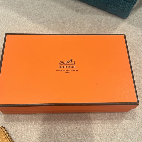 Hermes Auth wallet in Mustard yellow - Picture 7 of 7